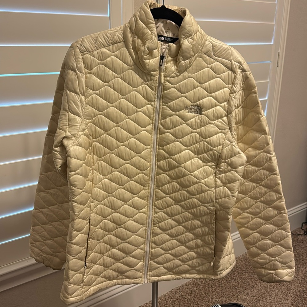 The North Face Women’s Thermoball vintage white XL EUC